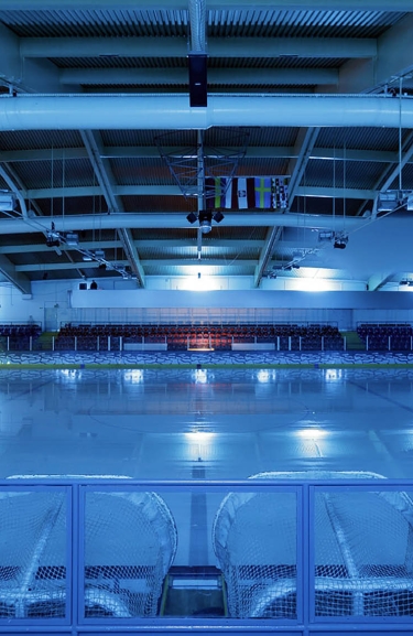 Eissporthalle mit verfremdeter Bandenwerbung