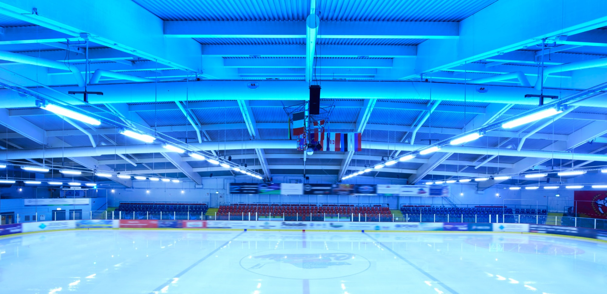 Eissporthalle mit verfremdeter Bandenwerbung
