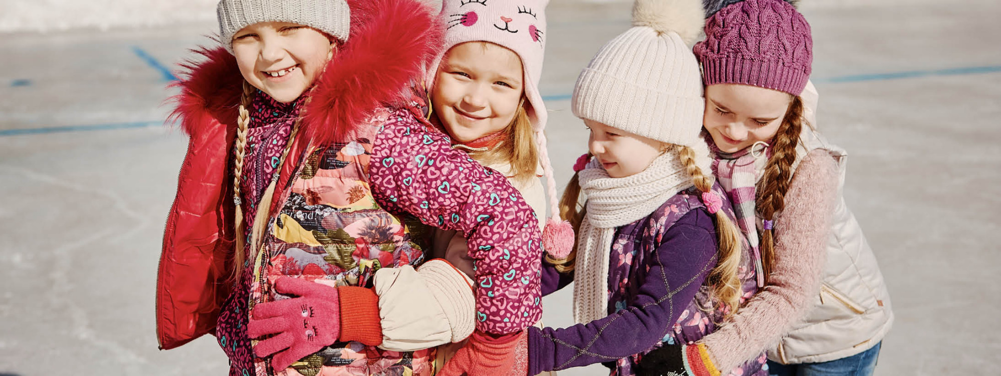 Kindergruppe auf Eisfläche.