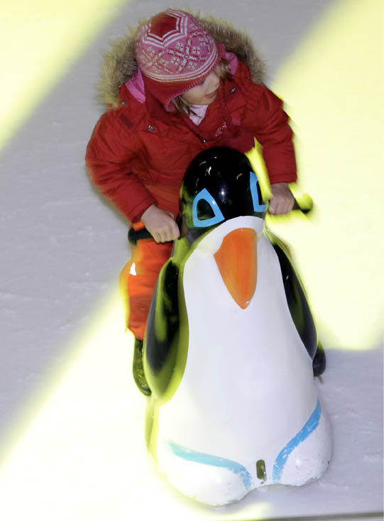 Kind mit Pinguin-Lauflernhilfe