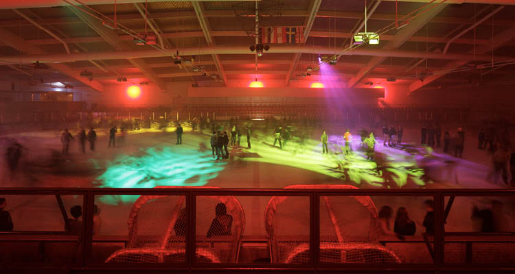 Eisdisco mit rotem Licht